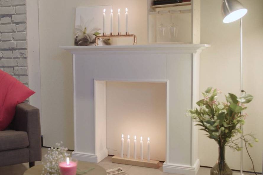 Weißer Kaminsims mit Kerzen